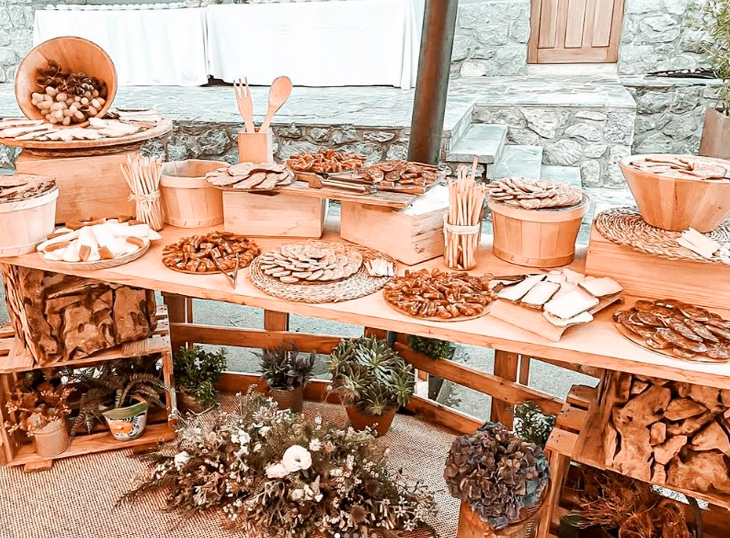 Detalles de banquete, mesa de quesos, embutidos...