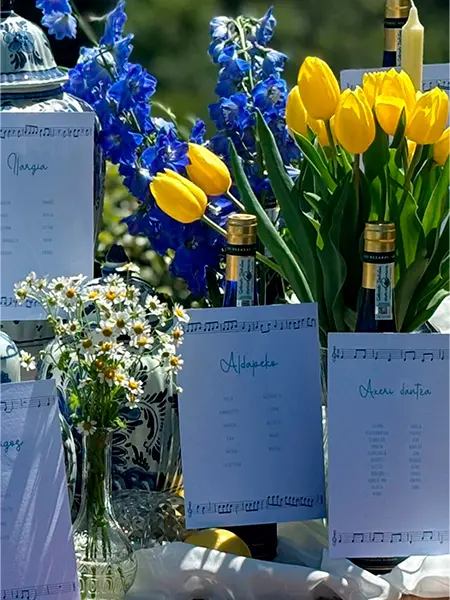 Mesa con tulipanes para invitados de bodas, Divinus catering